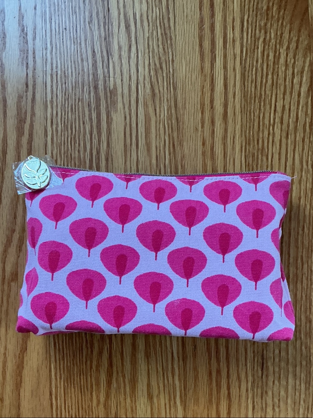 Estée Lauder pink patterned canvas cosmetic pouch featuring a repeating teardrop